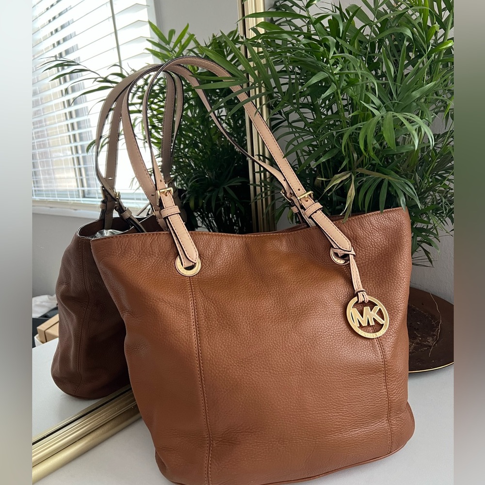 EUC - Michael Kors Caramel Brown Leather Shoulder Bag